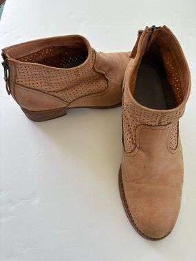 Johnston & Murphy Women’s Vickie Tan Waxy Italian Calfskin Bootie - 9 1/2 M